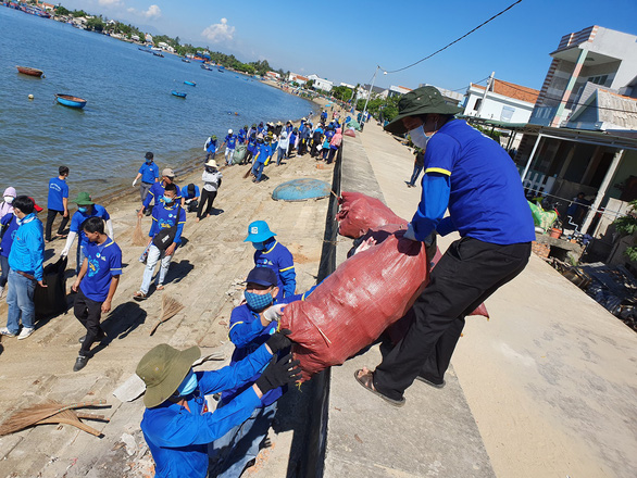 'Hãy làm sạch biển' vận động tàu ngư dân vớt rác trên biển